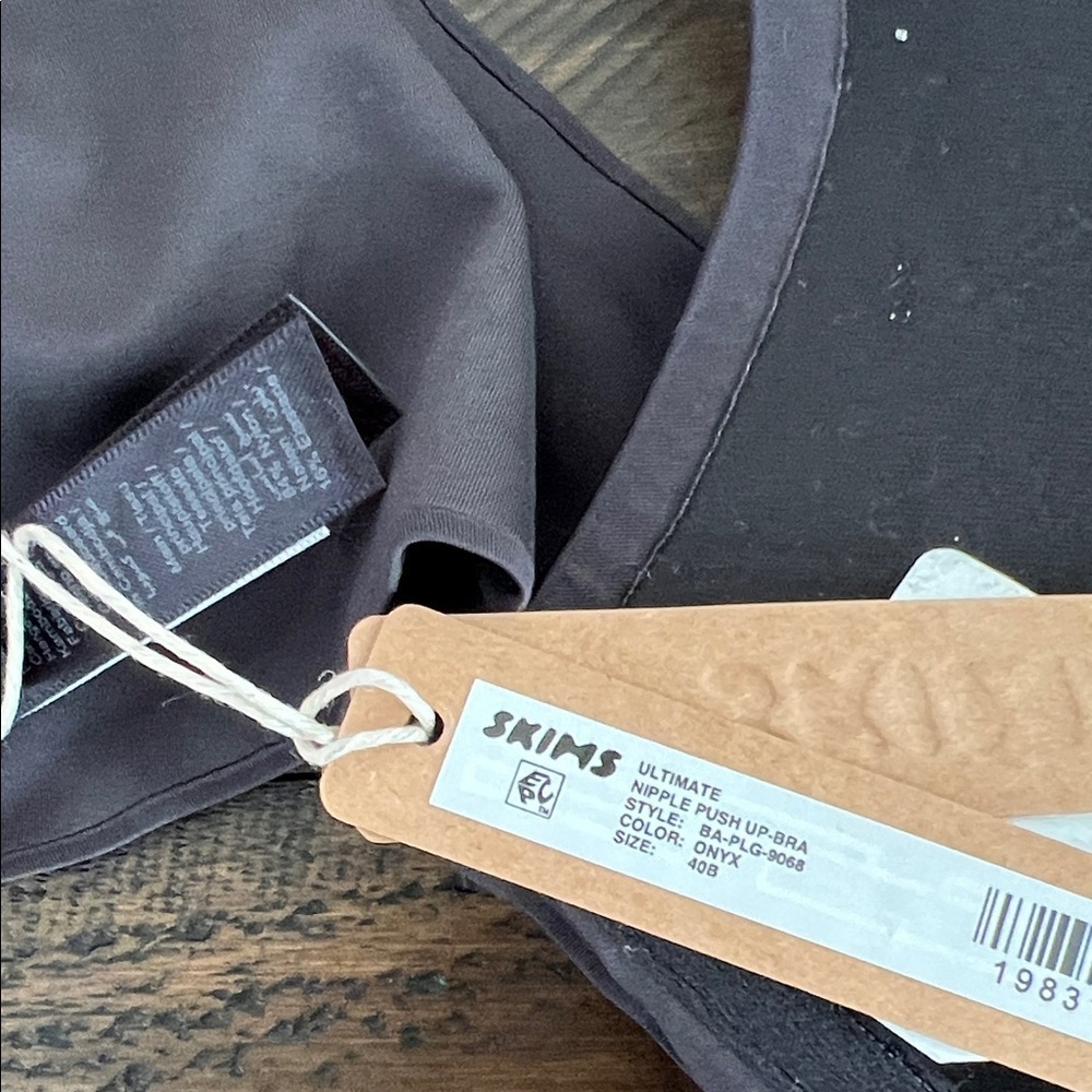 SKIMS Nipple Push Up Bra - Picture 11 of 11